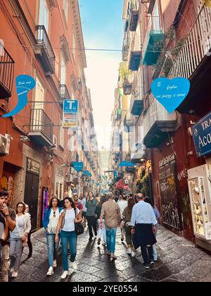 Naples, Italie - 10 avril 2024.via dei Tribunali est une rue animée et touristique dans le vieux centre historique de Naples, Campanie, Italie. Banque D'Images