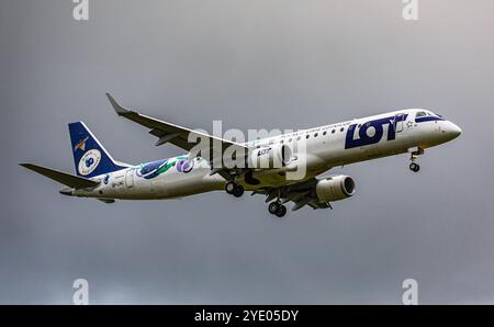 Zurich, Suisse, 15 juin 2024 : un Embraer 195LR est en approche finale de l'aéroport de Zurich. L'avion porte la livrée spéciale Naleczowska. Banque D'Images