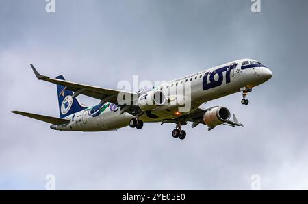 Zurich, Suisse, 15 juin 2024 : un Embraer 195LR est en approche finale de l'aéroport de Zurich. L'avion porte la livrée spéciale Naleczowska. Banque D'Images