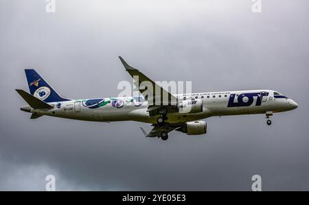 Zurich, Suisse, 15 juin 2024 : un Embraer 195LR est en approche finale de l'aéroport de Zurich. L'avion porte la livrée spéciale Naleczowska. Banque D'Images