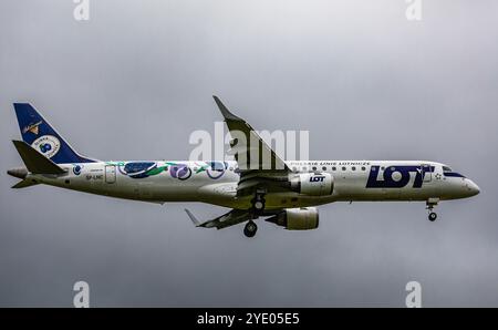 Zurich, Suisse, 15 juin 2024 : un Embraer 195LR est en approche finale de l'aéroport de Zurich. L'avion porte la livrée spéciale Naleczowska. Banque D'Images