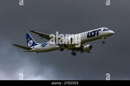 Zurich, Suisse, 15 juin 2024 : un Embraer 195LR est en approche finale de l'aéroport de Zurich. L'avion porte la livrée spéciale Naleczowska. Banque D'Images