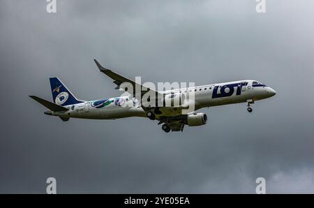 Zurich, Suisse, 15 juin 2024 : un Embraer 195LR est en approche finale de l'aéroport de Zurich. L'avion porte la livrée spéciale Naleczowska. Banque D'Images