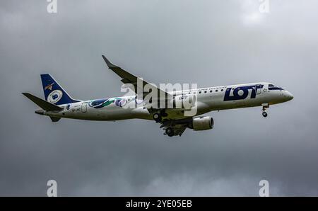 Zurich, Suisse, 15 juin 2024 : un Embraer 195LR est en approche finale de l'aéroport de Zurich. L'avion porte la livrée spéciale Naleczowska. Banque D'Images