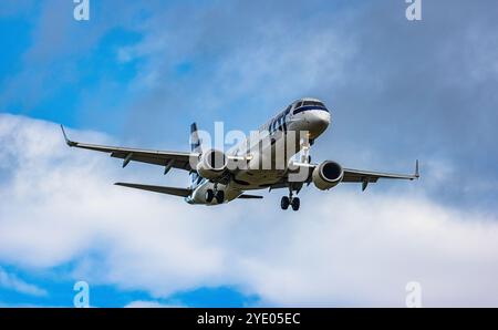 Zurich, Suisse, 15 juin 2024 : un Embraer 195LR est en approche finale de l'aéroport de Zurich. L'avion porte la livrée spéciale Naleczowska. Banque D'Images