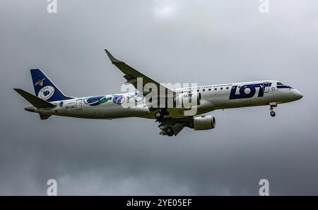 Zurich, Suisse, 15 juin 2024 : un Embraer 195LR est en approche finale de l'aéroport de Zurich. L'avion porte la livrée spéciale Naleczowska. Banque D'Images