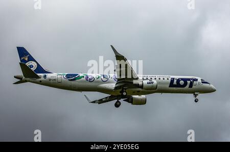 Zurich, Suisse, 15 juin 2024 : un Embraer 195LR est en approche finale de l'aéroport de Zurich. L'avion porte la livrée spéciale Naleczowska. Banque D'Images