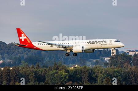 Zurich, Suisse, 4 août 2024 : un Embraer E195-E2 Helvetic Airways est en approche finale de l'aéroport de Zurich. Enregistrement HB-AZL. (Photo par André Banque D'Images