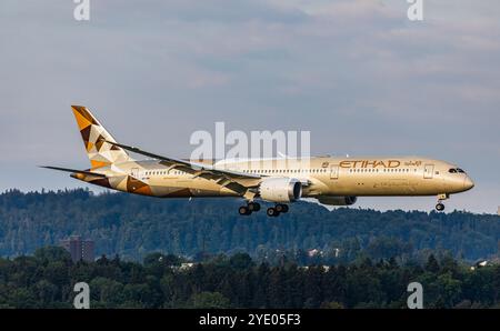 Zurich, Suisse, 4 août 2024 : un Boeing 787-10 Dreamliner d'Etihad Airways est en approche finale de l'aéroport de Zurich. Enregistrement A6-IMC : (photo Banque D'Images