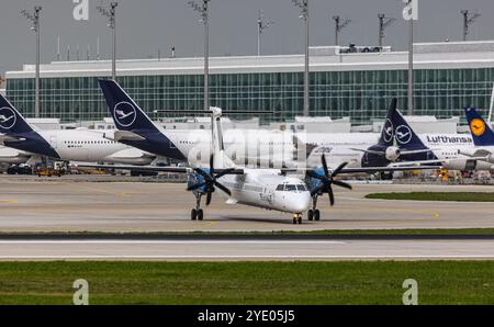 Munich, Allemagne, 9 avril 2024 : un taxi Universal Air de Havilland Canada Dash 8-400 jusqu'à la piste de l'aéroport de Munich. Enregistrement 9H-SWW. (Photo par an Banque D'Images