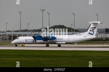 Munich, Allemagne, 9 avril 2024 : un taxi Universal Air de Havilland Canada Dash 8-400 jusqu'à la piste de l'aéroport de Munich. Enregistrement 9H-SWW. (Photo par an Banque D'Images