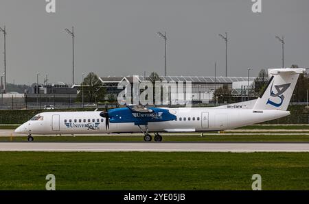 Munich, Allemagne, 9 avril 2024 : un taxi Universal Air de Havilland Canada Dash 8-400 jusqu'à la piste de l'aéroport de Munich. Enregistrement 9H-SWW. (Photo par an Banque D'Images