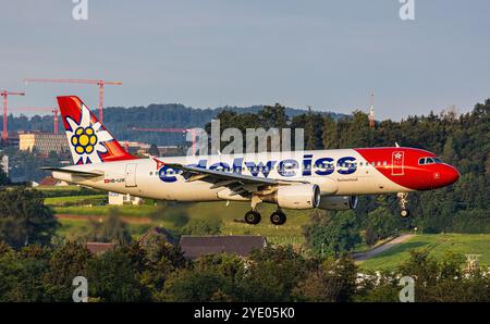 Zurich, Suisse, 4 août 2024 : un Airbus A320-214 d'Edelweiss Air est en approche finale de l'aéroport de Zurich. Enregistrement HB-IJW. (Photo par Andrea Banque D'Images