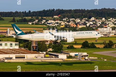 Zurich, Suisse, 4 août 2024 : un Airbus A350-1000 de Cathay Pacific est en approche finale de l'aéroport de Zurich. Enregistrement B-LXK. (Photo par Andreas Haa Banque D'Images