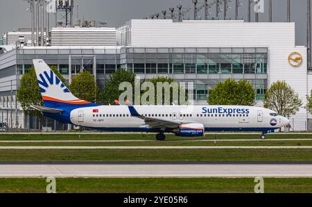 Munich, Allemagne, 9 avril 2024 : un taxi SunExpress Boeing 737-8U3 pour la piste de l'aéroport de Munich. Enregistrement TC-SPT. (Photo de Andreas Haas/dieBildm Banque D'Images