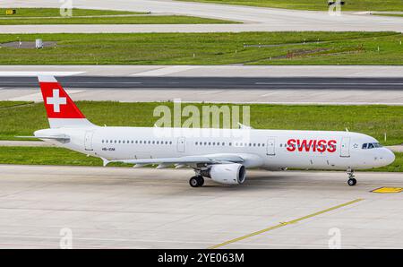 Zurich, Suisse, 5 mai 2024 : un Airbus A321-212 de Swiss International Airlines se rend sur la piste de l'aéroport de Zurich. Enregistrement HB-IOM. (Photo Banque D'Images