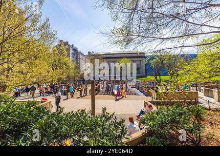 Les enfants jouent à l'Ancient Playground de Central Park, avec vue sur le met Museum et les arbres environnants. New York. ÉTATS-UNIS. Banque D'Images