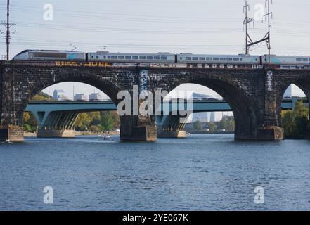 Un train Amtrak Acela passe au-dessus de la rivière Schuylkill sur le Pennsylvania Railroad, reliant le pont à Philadelphie, PA. Banque D'Images