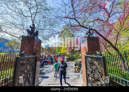 Entrée commémorative à l'Ancient Playground de Central Park, en hommage à William Church Osborn avec des sculptures animales décoratives. New York. ÉTATS-UNIS. Banque D'Images