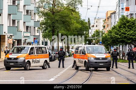 Zurich, Suisse, 14 septembre 2024 : la police municipale de Zurich sécurise la marche à vie avec un important contingent. Merci aux efforts de la polic Banque D'Images