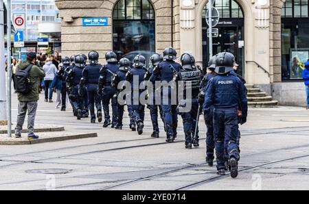 Zurich, Suisse, 14 septembre 2024 : la police municipale de Zurich sécurise la marche à vie avec un important contingent. Merci aux efforts de la polic Banque D'Images