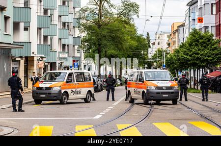 Zurich, Suisse, 14 septembre 2024 : la police municipale de Zurich sécurise la marche à vie avec un important contingent. Merci aux efforts de la polic Banque D'Images