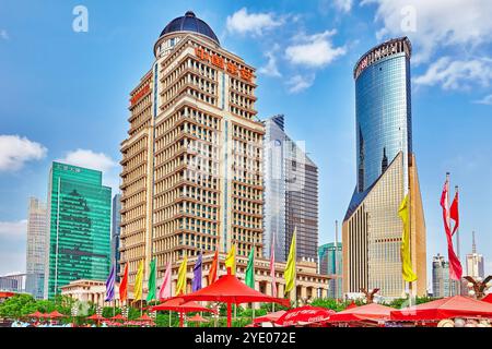 Gratte-ciel, construction de la ville de Pudong, les gens dans la rue, les touristes et la vie ordinaire de la grande ville. Shanghai, Chine. Banque D'Images