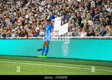 Nashville, Tennessee, États-Unis. 27 octobre 2024. L'attaquante islandaise Sveindís Jane Jónsdóttir (23 ans) attend de remettre le ballon en jeu lors d'un match amical international entre l'USWNT et l'Islande au GEODIS Park à Nashville, Tennessee. Crédit : Kindell Buchanan/Alamy Live News Banque D'Images