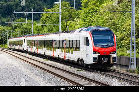 Böztal, Suisse, 19 mai 2024 : un train de voyageurs SBB Mouette est situé près de Frick. Il conduit sur la route entre Bâle et Zurich. (Photo de Banque D'Images