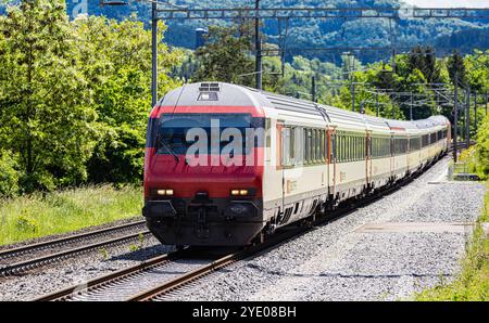 Böztal, Suisse, 19 mai 2024 : le CFF Eurocity va de Zurich à Bâle dans le haut Fricktal. (Photo Andreas Haas/dieBildmanufaktur) Banque D'Images