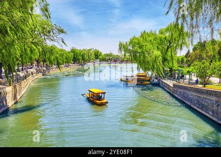 BEIJING, CHINE- 18 mai, 2015:beau parc Beihai, bateau sur un étang avec des peuples autochtones, près de la Cité Interdite de Beijing, Chine. Banque D'Images