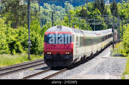 Böztal, Suisse, 19 mai 2024 : le CFF Eurocity va de Zurich à Bâle dans le haut Fricktal. (Photo Andreas Haas/dieBildmanufaktur) Banque D'Images