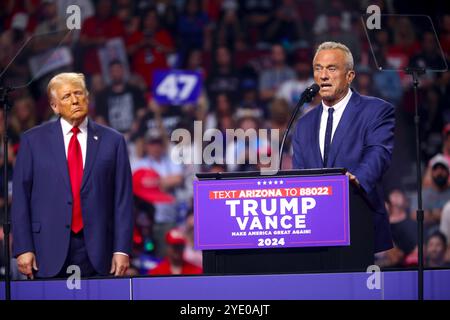 GLENDALE, ARIZONA, États-Unis - 23 août 2024 - ancien président des États-Unis Donald Trump et ancien candidat indépendant à la présidence Robert F Ke Banque D'Images