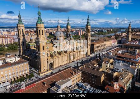 Vue aérienne de la cathédrale-basilique de Nuestra Señora del Pilar à Saragosse, Espagne Banque D'Images