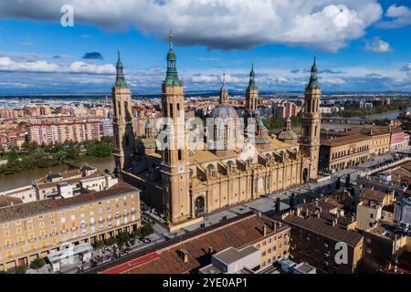 Vue aérienne de la cathédrale-basilique de Nuestra Señora del Pilar à Saragosse, Espagne Banque D'Images