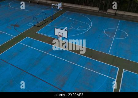 Vue aérienne du basket-ball bleu et des terrains de sport dans l'aire de jeux de l'école Banque D'Images