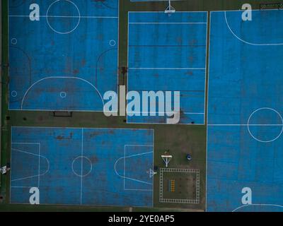 Vue aérienne du basket-ball bleu et des terrains de sport dans l'aire de jeux de l'école Banque D'Images