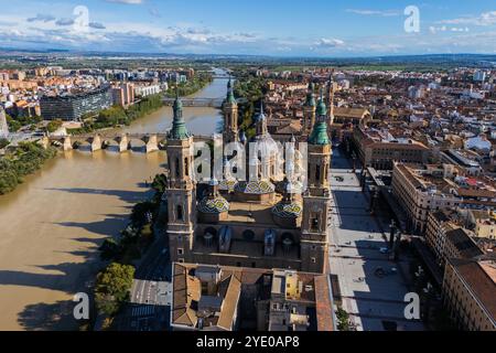 Vue aérienne de la cathédrale-basilique de Nuestra Señora del Pilar et de l'Èbre à Saragosse, Espagne Banque D'Images