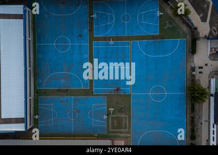 Vue aérienne du basket-ball bleu et des terrains de sport dans l'aire de jeux de l'école Banque D'Images