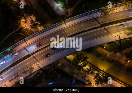 Vue verticale aérienne d'une route la nuit Banque D'Images