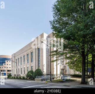 Knoxville, TN, USA-21 septembre 2024 : bâtiment fédéral abritant la Cour suprême du Tennessee et les services de soutien à l'enfance. Banque D'Images