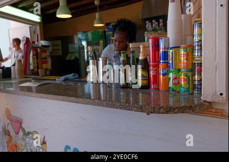 Affichage coloré de boissons en conserve et en bouteille dans un café-bar local d'Albufeira. Banque D'Images