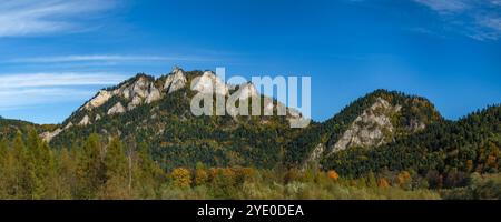 Trois couronnes colline dans les montagnes Pieniny en Pologne verdoient les forêts profondes avec des rochers Banque D'Images