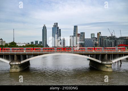 Londres, Royaume-Uni - 29 juin 2024 : Grosvenor Bridge est un pont ferroviaire sur la Tamise à Londres, entre Vauxhall Bridge et Chelsea Bridge. Banque D'Images