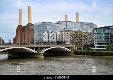 Battersea Power Station, centrale d'entre-deux-guerres récemment rénovée qui est maintenant un système d'utilisation mixte qui inclut le centre et les appartements. Banque D'Images