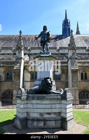 Londres, Royaume-Uni - 29 juin 2024 : Statue d'Oliver Cromwell devant les chambres du Parlement de la ville de Westminster Banque D'Images