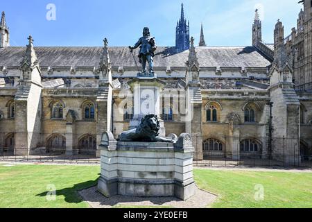 Londres, Royaume-Uni - 29 juin 2024 : Statue d'Oliver Cromwell devant les chambres du Parlement de la ville de Westminster Banque D'Images