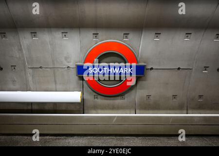 Londres, Angleterre, Royaume-Uni - 29 juin 2024 : Southwark Station, London Underground Roundel panneau à Londres, Royaume-Uni. Banque D'Images