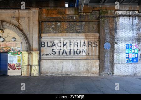 Londres, Royaume-Uni - 29 juin 2024 : panneau vintage pour Blackfriars Station à Londres, Angleterre. Banque D'Images