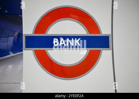 Londres, Royaume-Uni - 28 juin 2024 : carrefour de métro londonien pour la station Bank. Banque D'Images